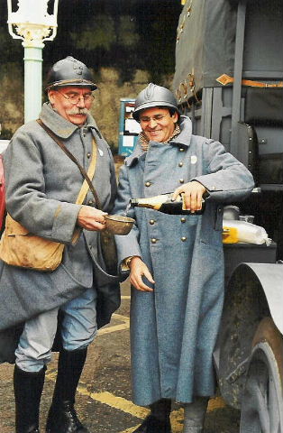Nos poilus trinquent au champagne