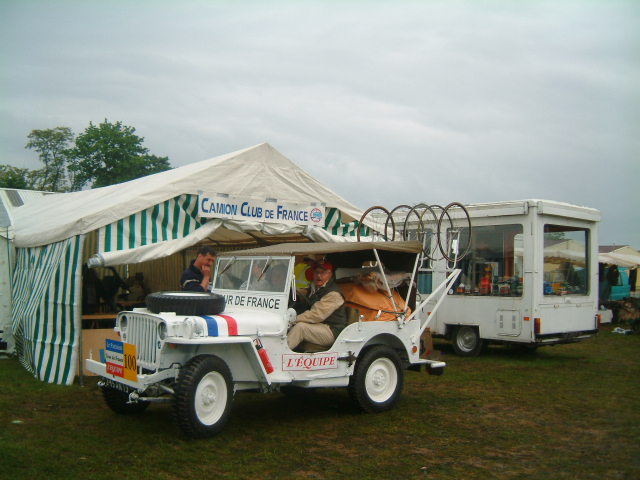 Elle est pas belle ma Jeep !! C'est pas tout mais après la loco va falloir rejoindre le Tour de France et se préparer au défilé sur les Champs Elysées !!